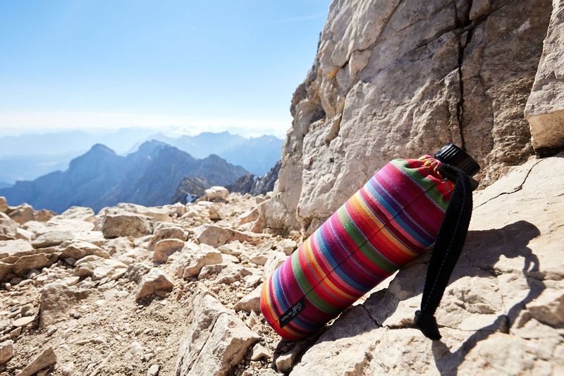 Emil Trinkflasche beim Bergsteigen