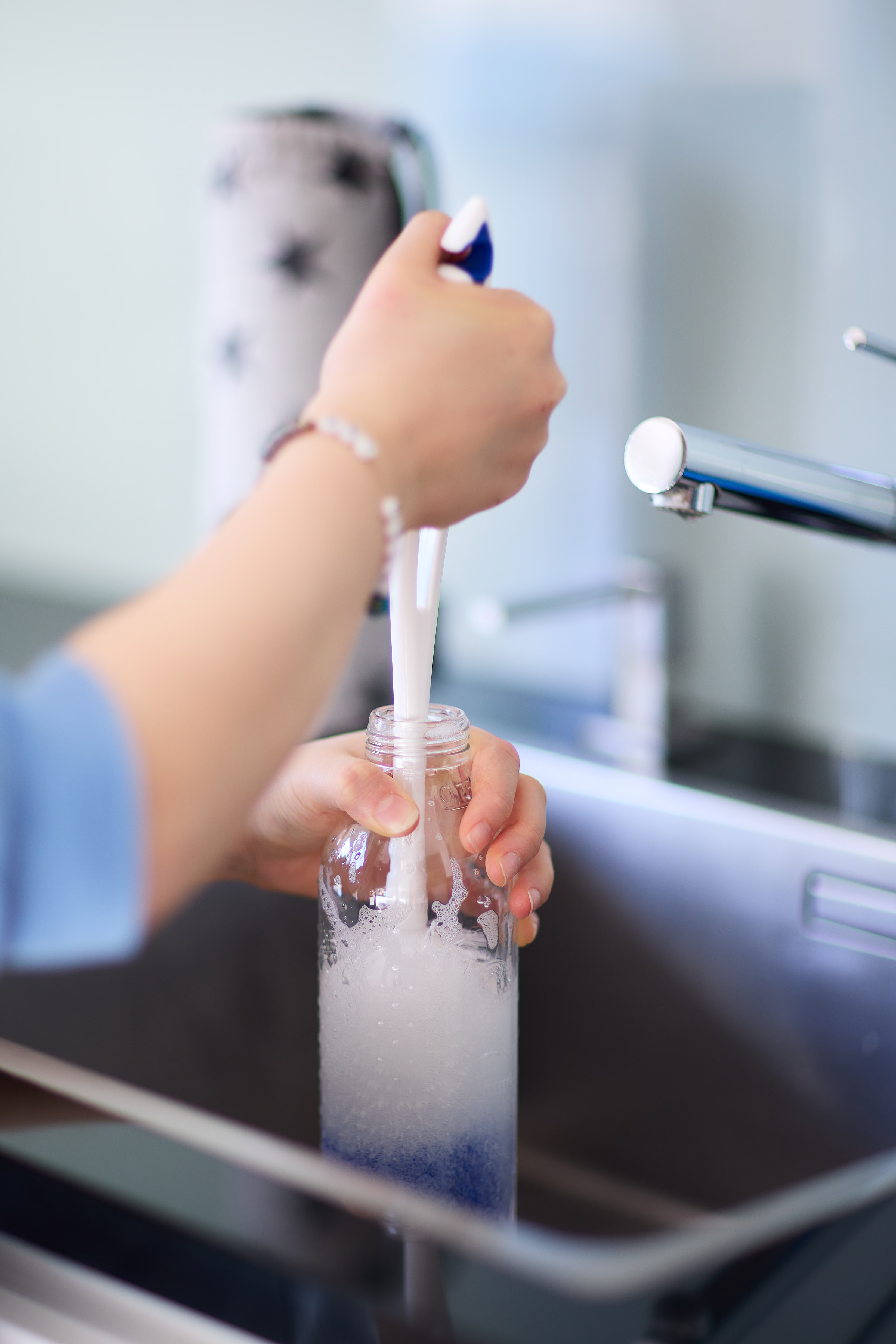 Flaschenbürste in Benutzung