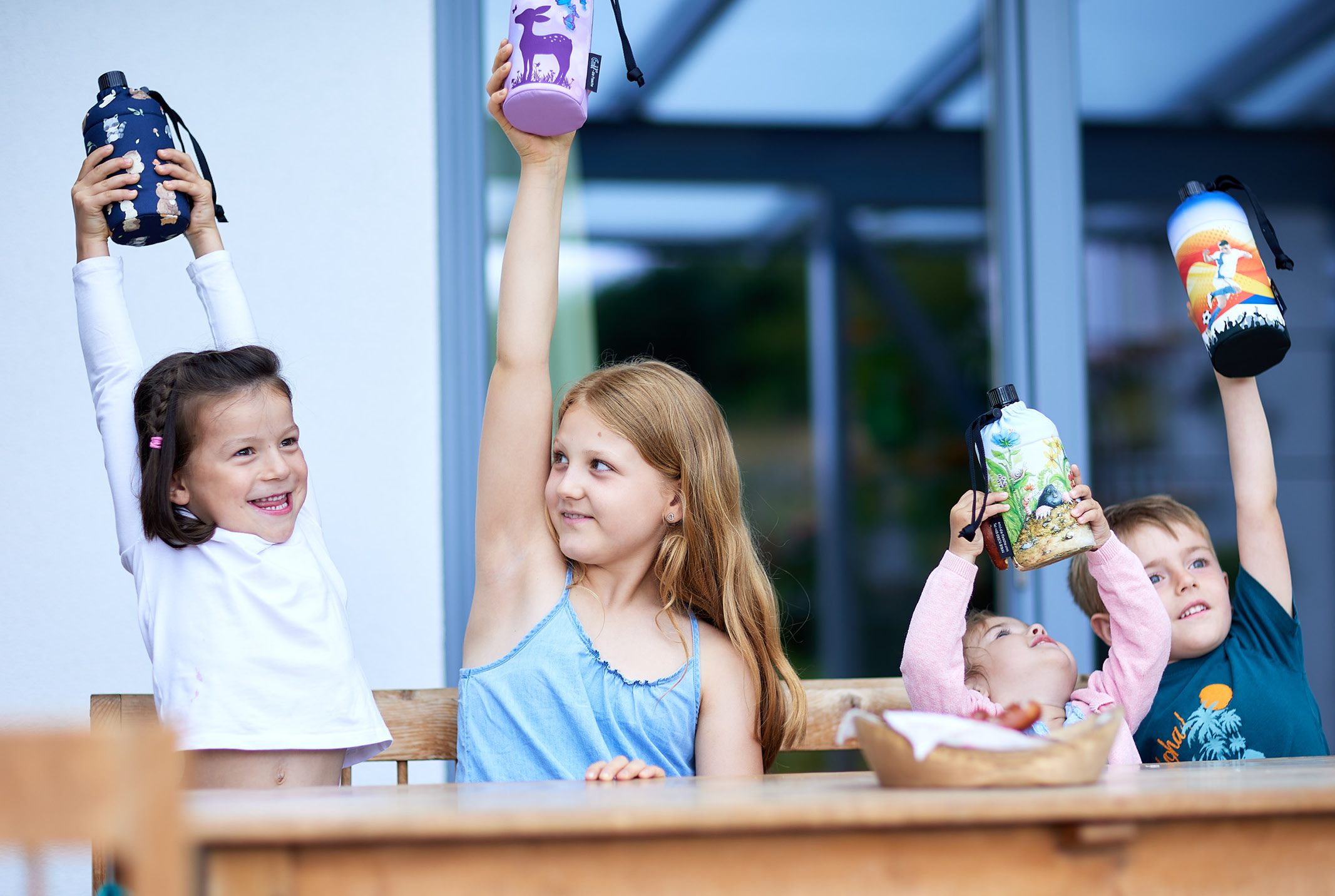 Schulkinder mit Glas Trinkflaschen von Emil