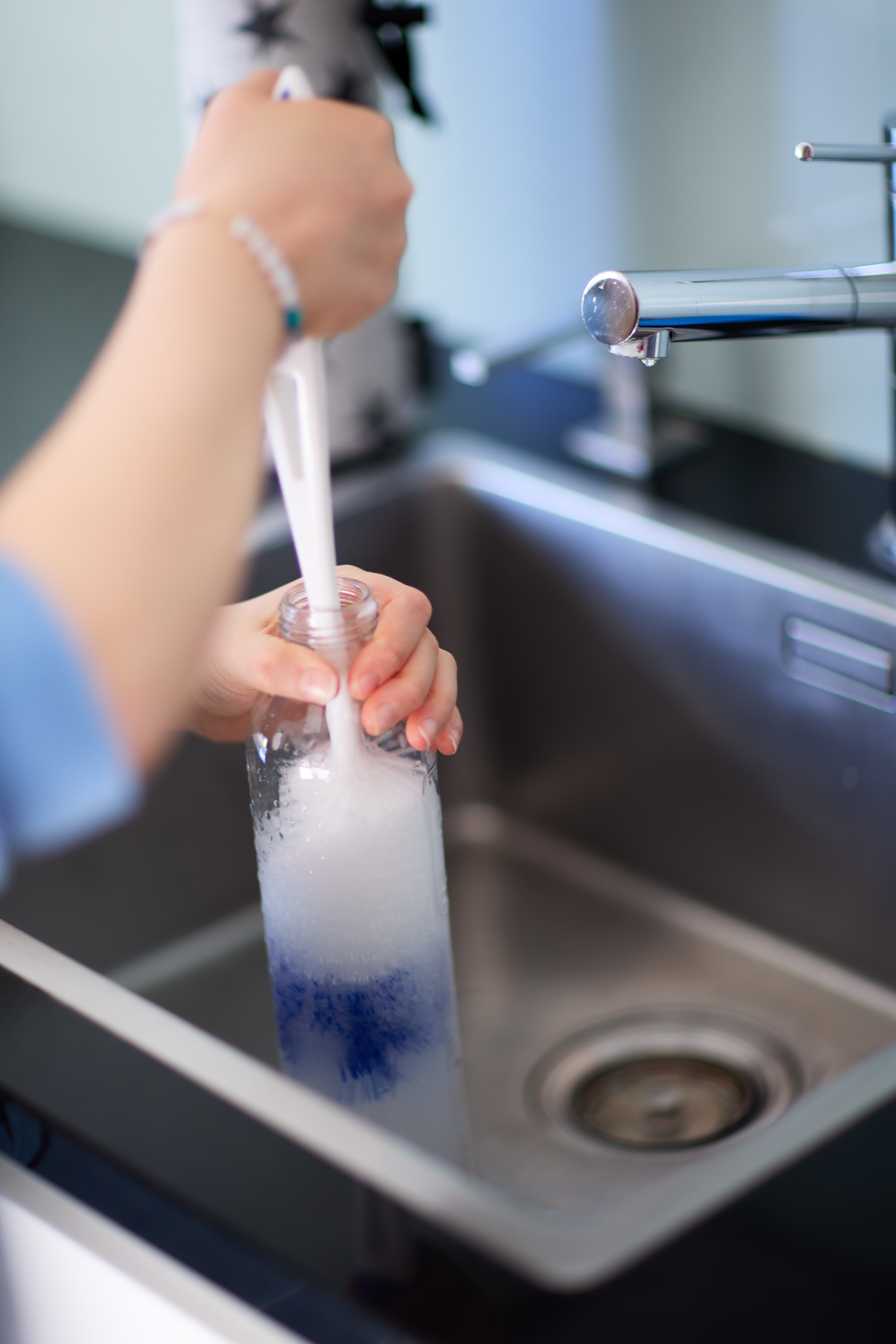 Flaschenbürste in Benutzung