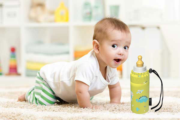 Baby mit Emil Glastrinkflasche