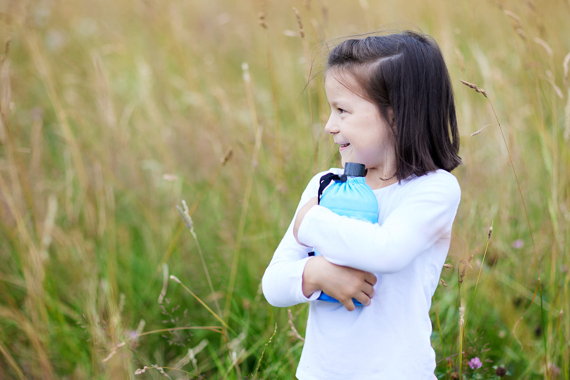 Mädchen mit Trinkflasche beim Spazierengehen