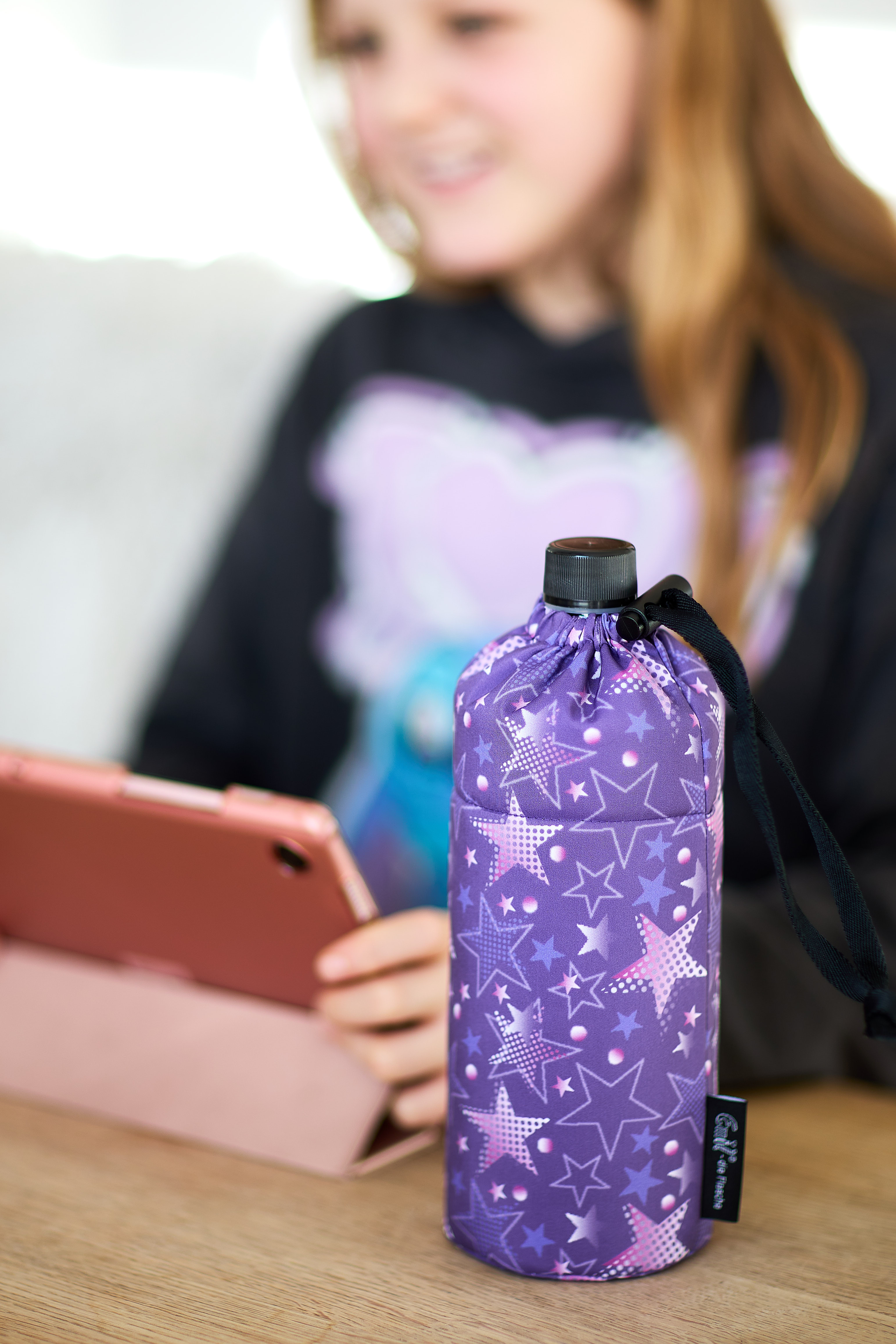 Mädchen mit lila Emil Glas Trinkflasche