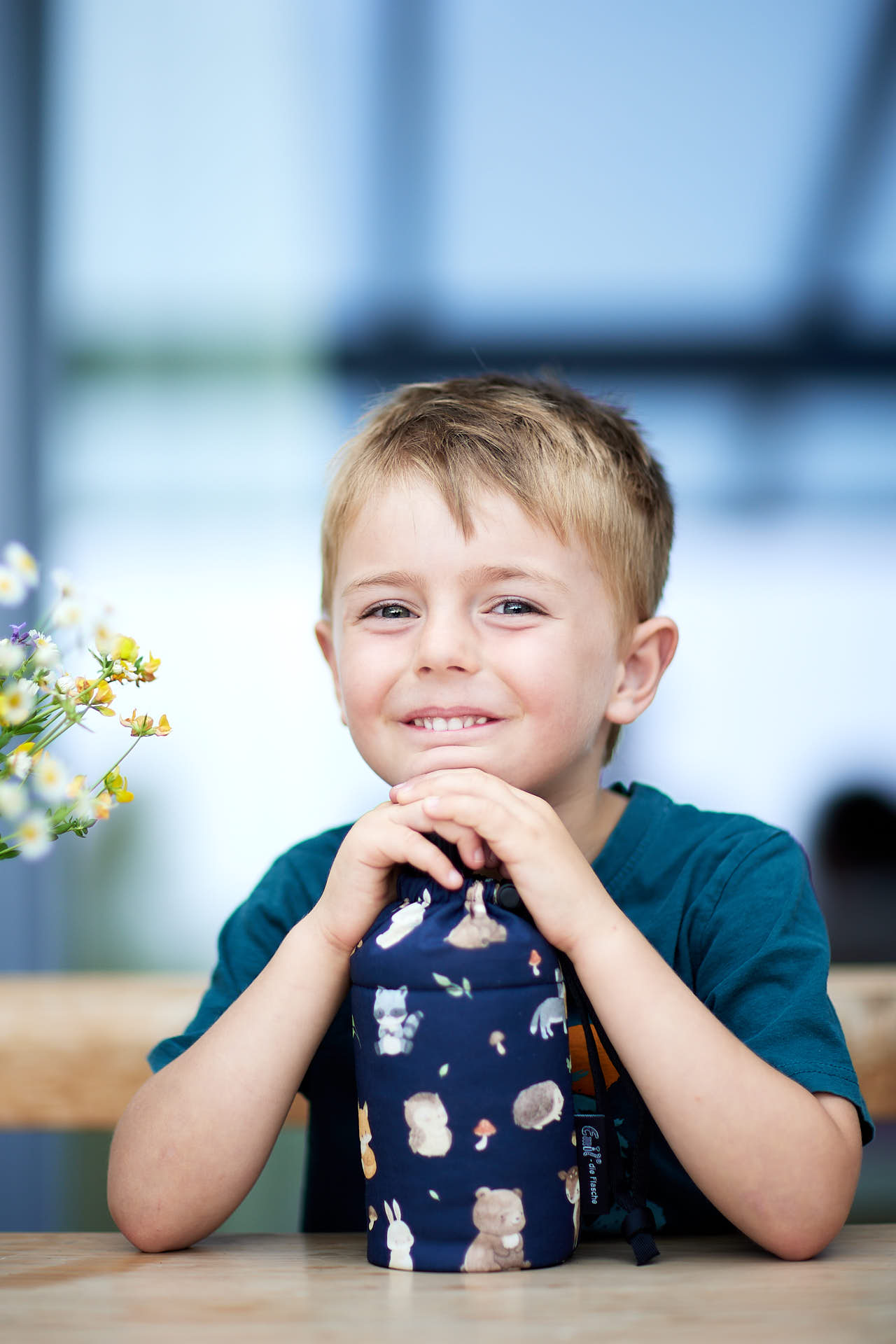 Junge mit Emil Flasche