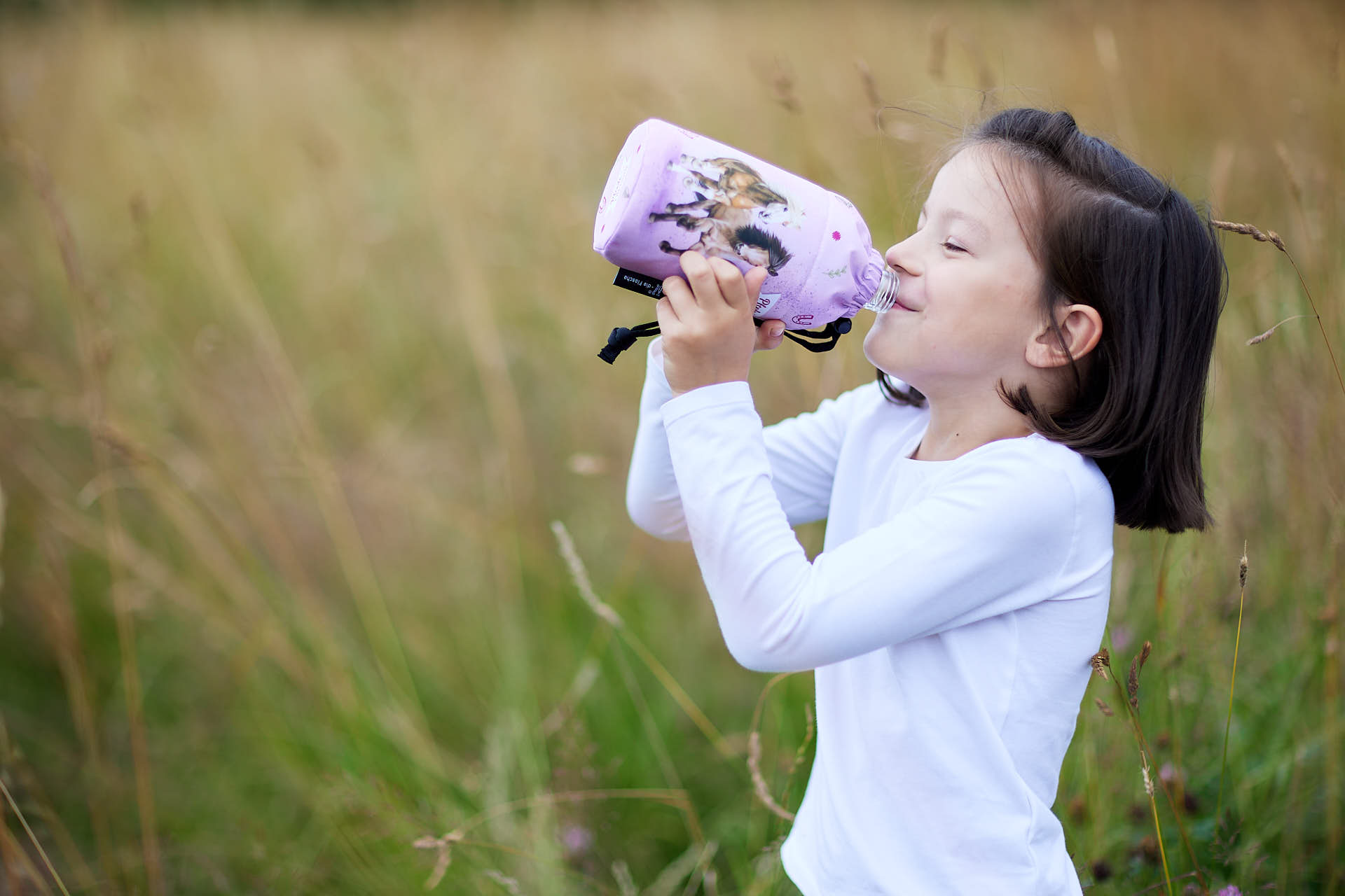 Mädchen mit Emil Flasche