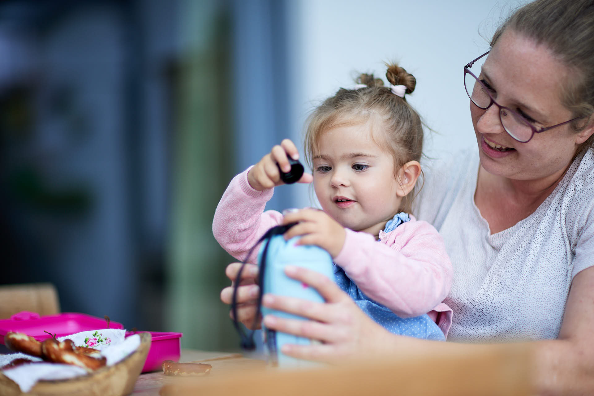 Mutter und Kleinkind mit Emil Trinkflasche