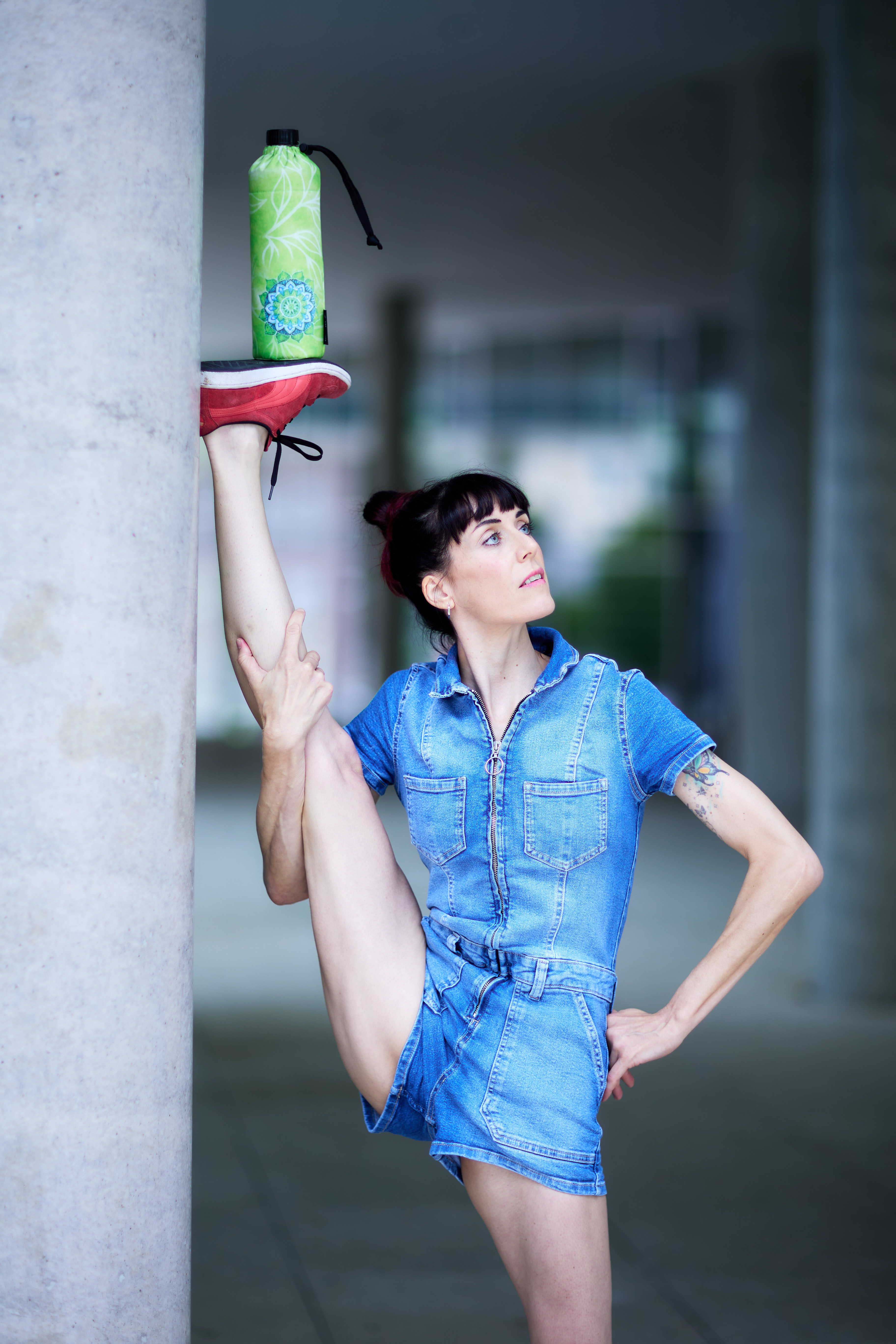 sportliche Frau mit Emil Trinkflasche