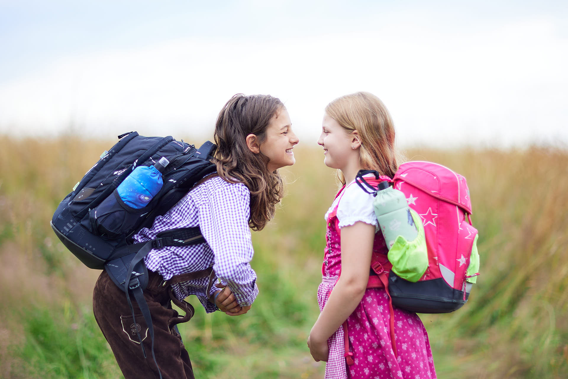 Schulkinder mit Emil Flasche