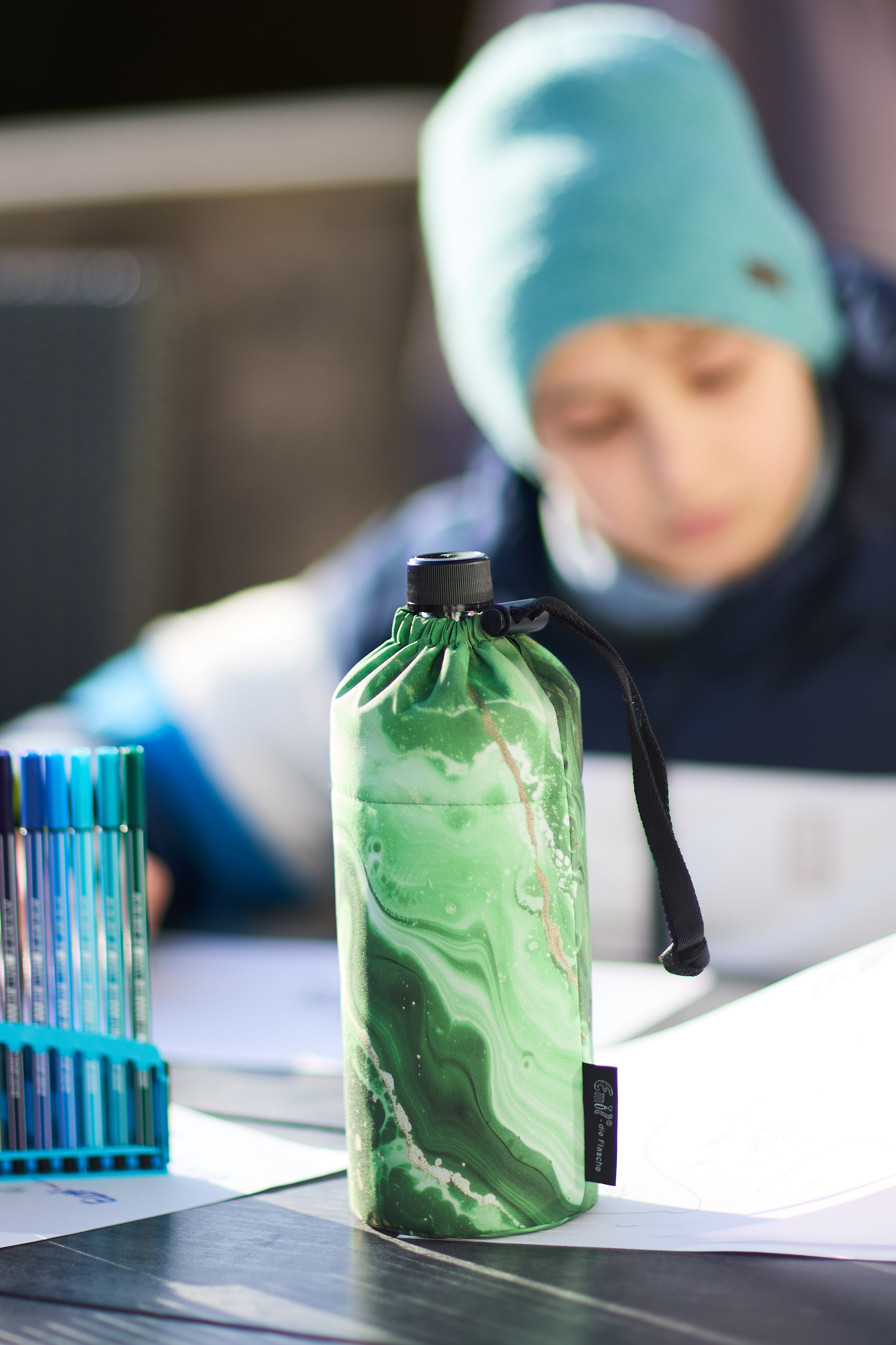 grüne Emil Trinkflasche auf Tisch