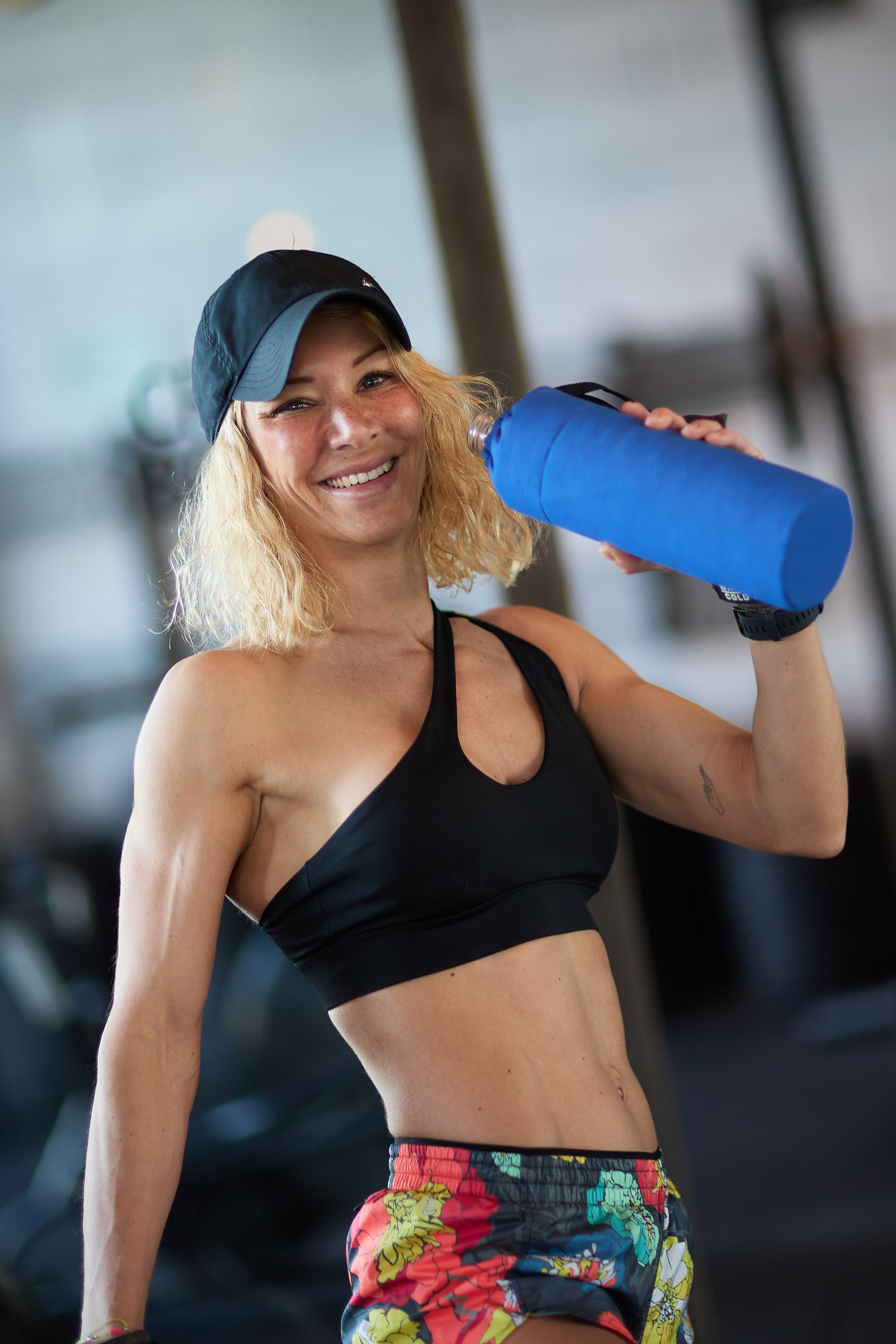 glückliche Frau beim Sport mit Emil Trinkflasche