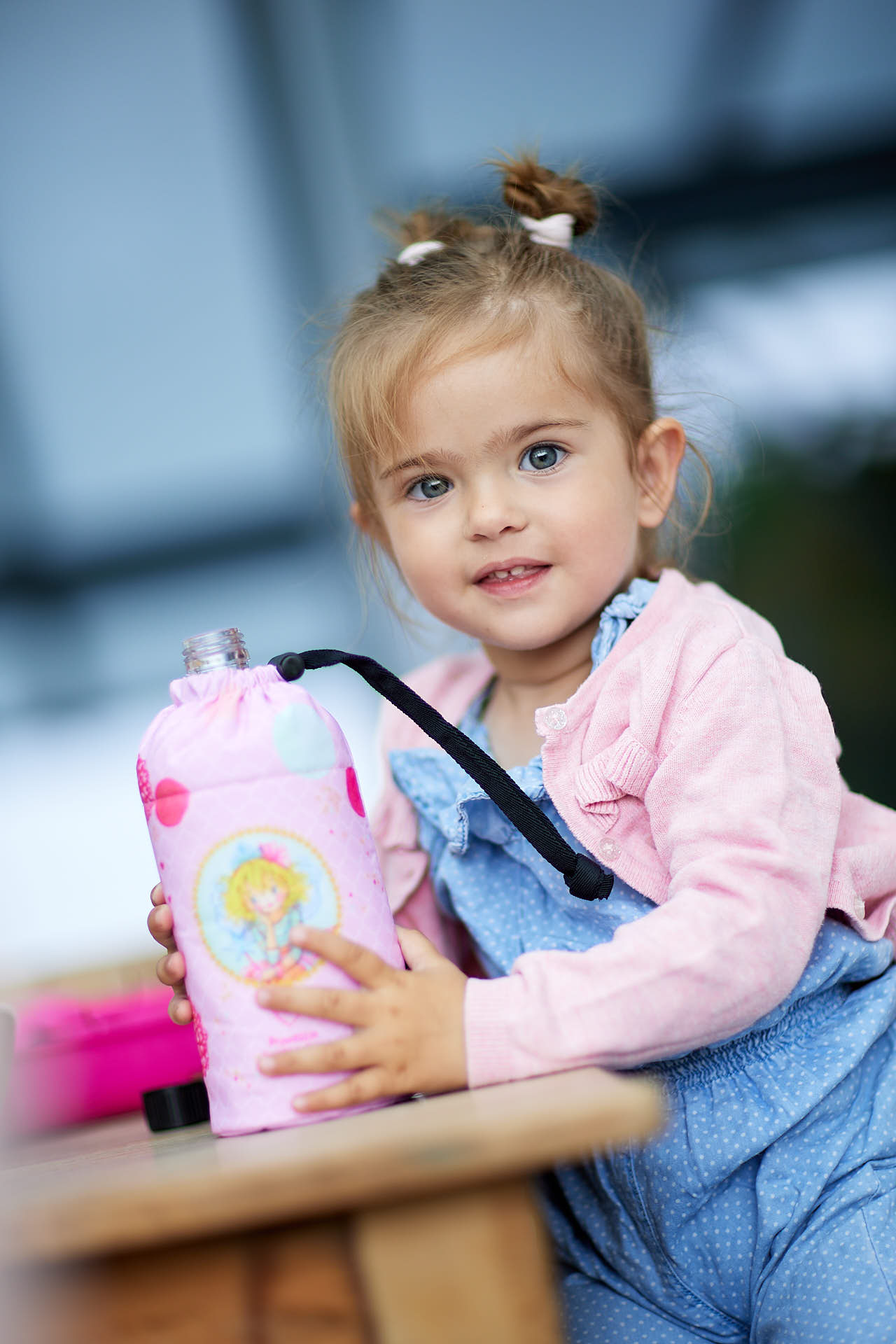 Kleinkind mit Emil Flasche