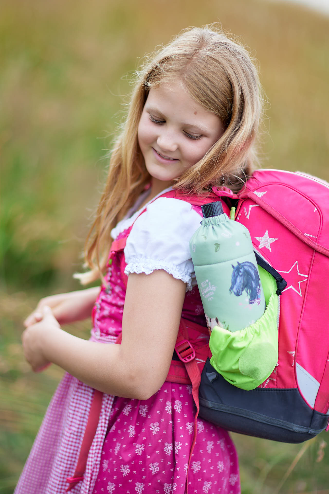 Schulkind mit Emil Flasche