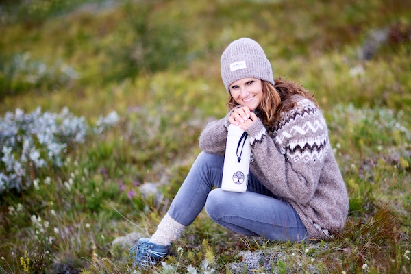 Frau beim Sport mit Emil Trinkflasche