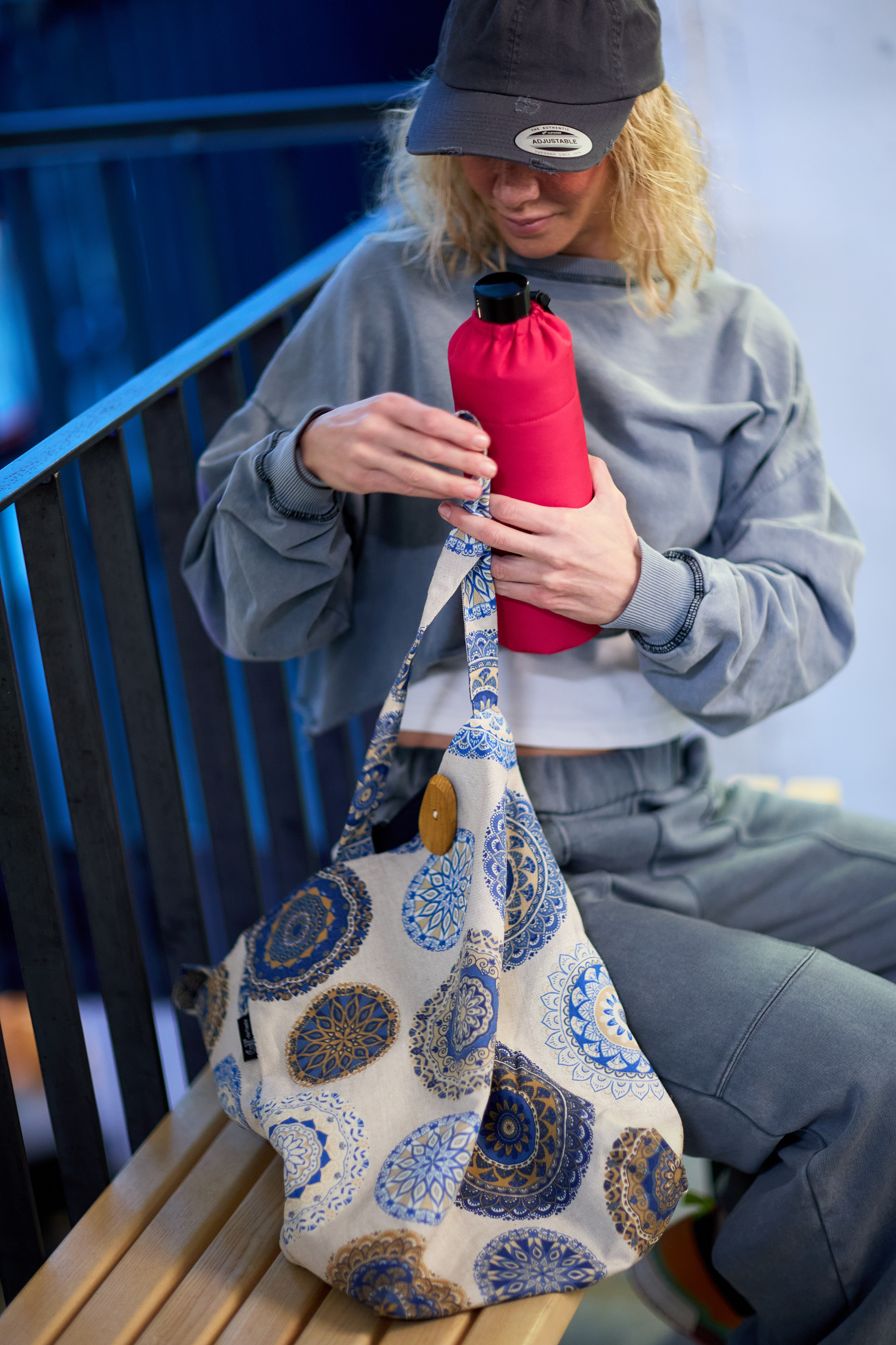 Frau packt ihre Shopper Tasche fürs Fitnessstudio