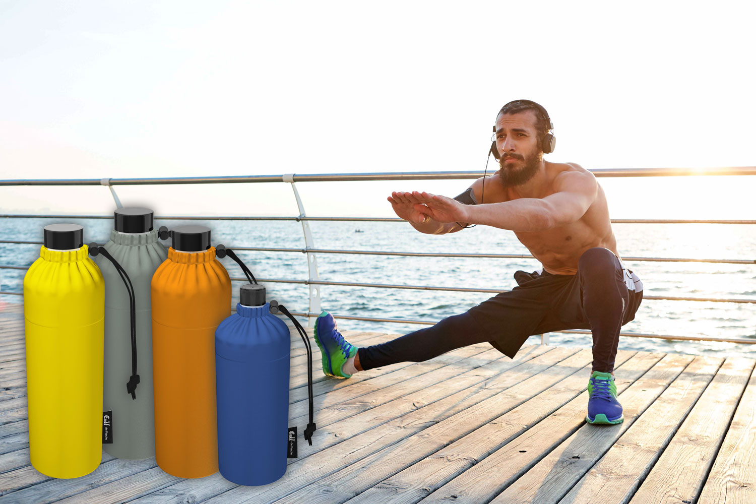 Glastrinkflasche (emil die flasche schweiz) in thermobecher und unifarbigen stoffbeutel mann bei fitness am meer