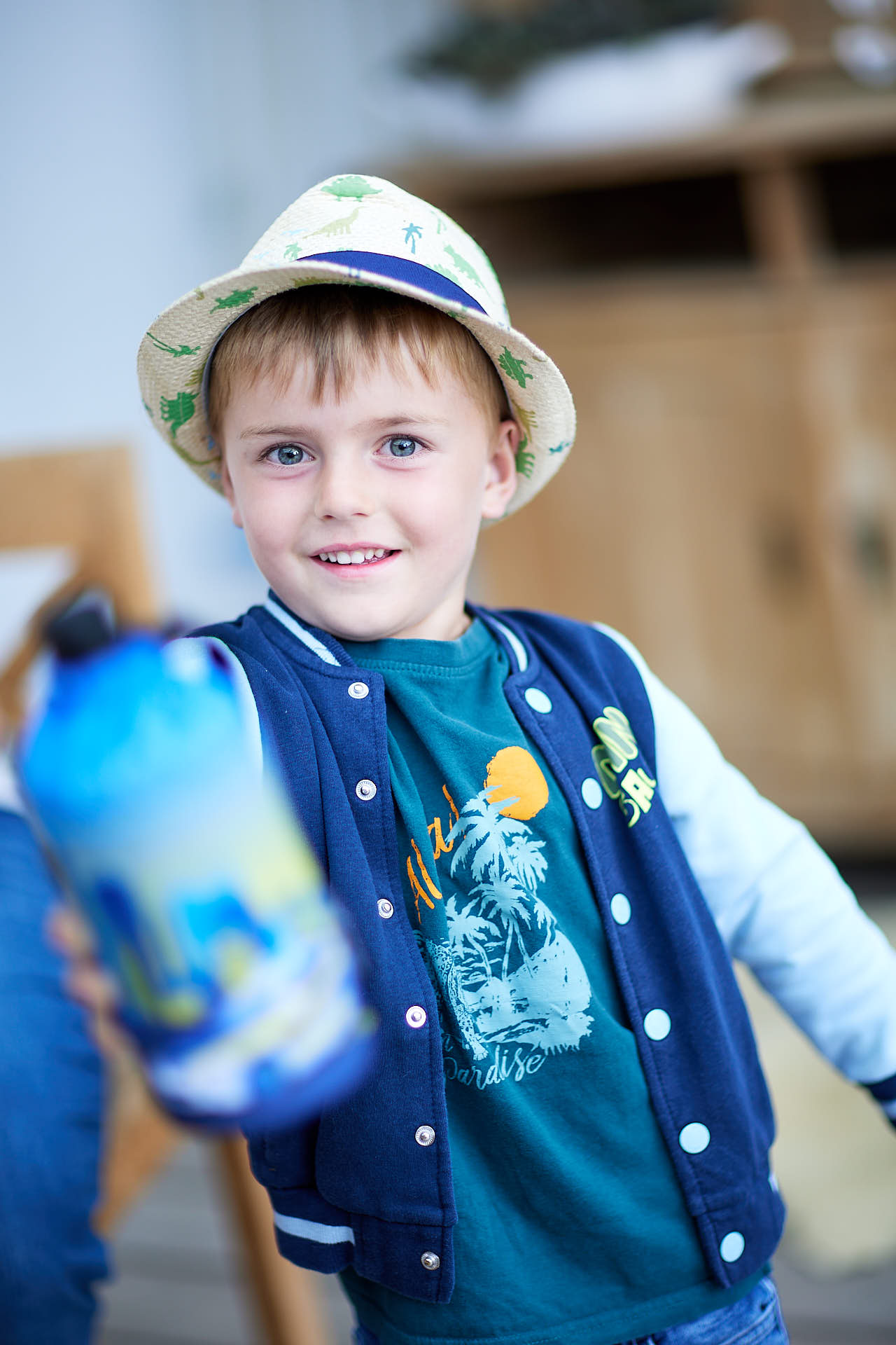 Junge mit Emil Flasche