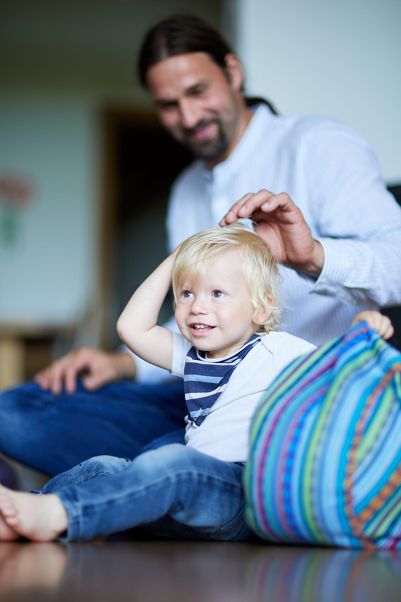 Kleinkind mit Bodenkissen