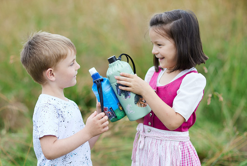 Kinder mit Emil Trinkflaschen aus Glas