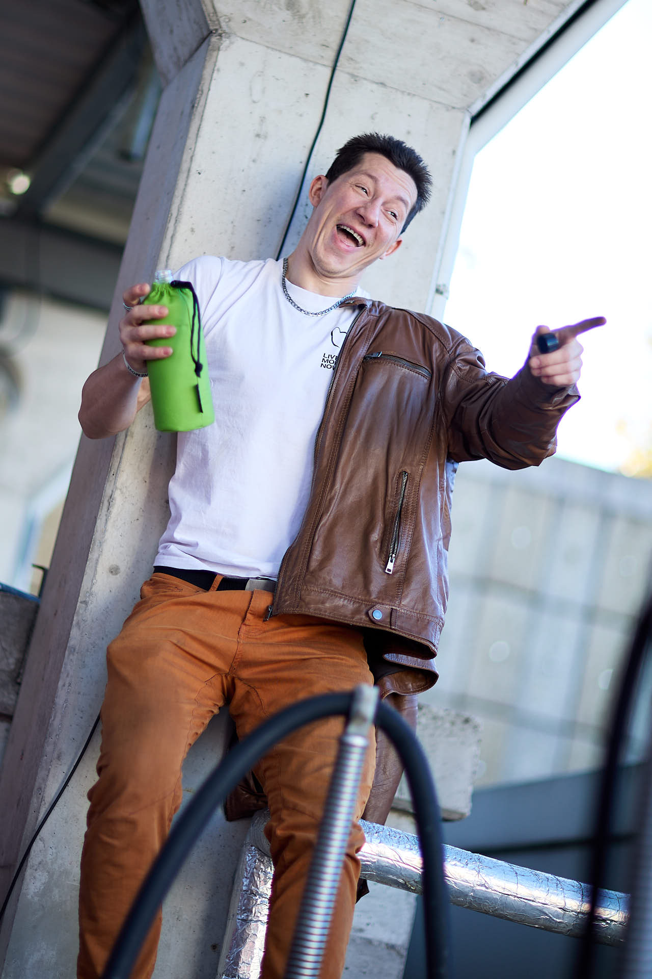 Mann mit Emil Flasche